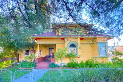 Image de Spacious 5-bedroom wine country retreat in downtown Cloverdale