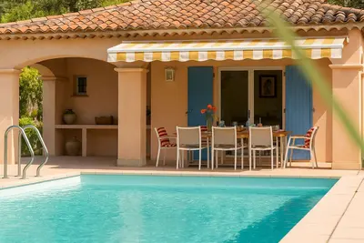 Image de Villa climatisée avec piscine et vue sur la mer. Votre havre de paix verdoyant.