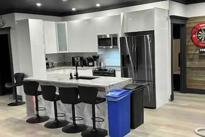 Image de Luxury Lakefront Suite - Hot Tub & Amenities!