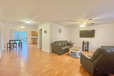 Image de 2-bedroom Duplex with Attached Garage and Wifi in Cambria