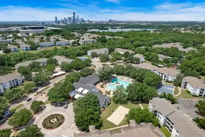 Image de Bright 3br • 3 Bath • Group-Friendly • Near Ut & Downtown • Pool + Courts