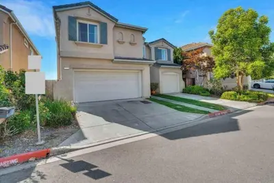 Image de Artful Living: A Contemporary Haven