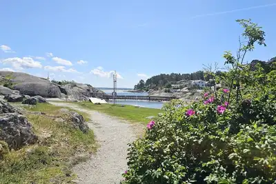 Image de Apartment in Höviksnäs, 300 m from the sea with a view of the Tjörn Bridge | Se09112