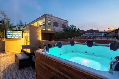 Image de 7br Walled City Diamond w/ Rooftop, Heated Jacuzzi