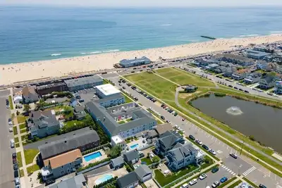 Image de Oceanblock Paradise beach house in Belmar - pool, Ac, WiFi. , steps to beach