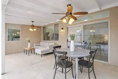 Image de Relax & Re-leaf in Modern Comfort