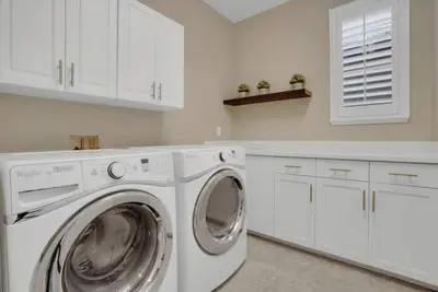 Image de Modern Comfort: Deluxe Amenities & Elevator