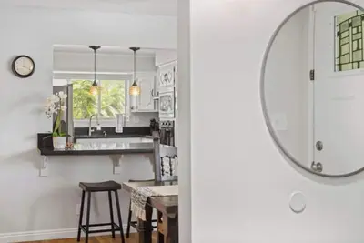 Image de Modern Comfort in a Charming Ranch-Style Home