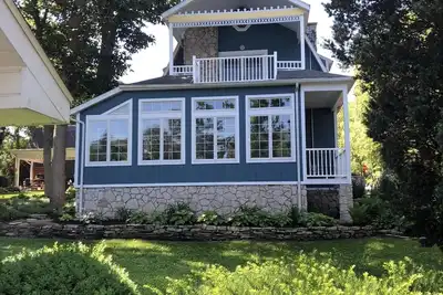 Beautiful Lakeside Cottage Near the Pool!