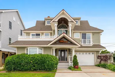 Image de Charming newly updated home in Avalon with endless views of bay and sunset