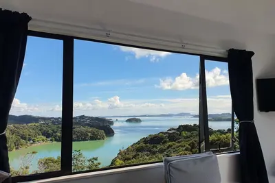 Image de Sweeping Bay of Islands views, modern, private studio, close to Paihia and Opua.