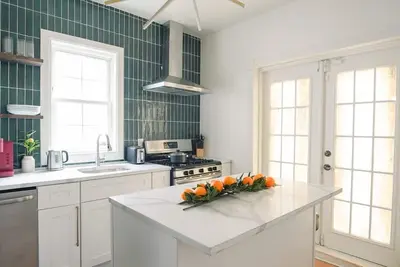 Image de Teal Lux: New 2-bedroom apartment in downtown Elizabeth with Ac, WiFi