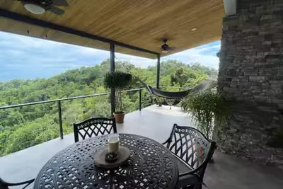 Image de A serene mountain top getaway with ocean view
