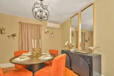 Image de New! Upscale Private 3 Bed, Free Parking, W&D, Near Mbta, Backyard