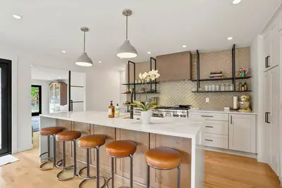 Image de Spacious Updated Farmhouse - quiet neighborhood, walkable location