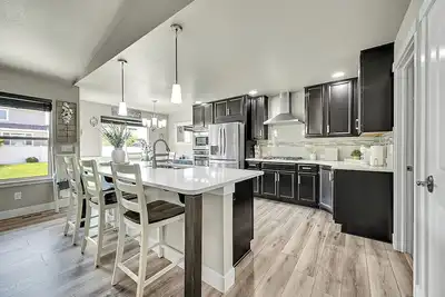 Image de Modern 5br/3ba Luxury Home, Movie Nights & Comfort