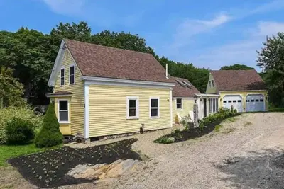 Image de Farmhouse Gem with hot tub & fireplace