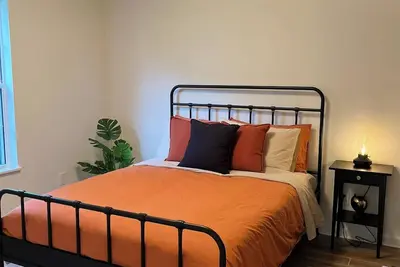 Image de The Fox Den - Private Queen Room in Cozy Bungalow with Lake View