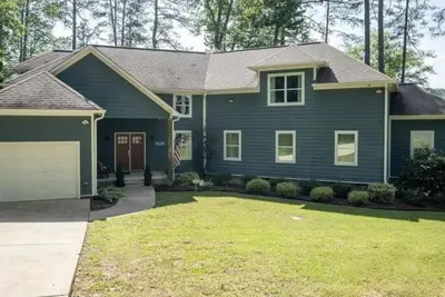 Image de Spacious 5-bedroom lakeside house with all the amenities for a perfect getaway!