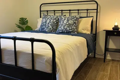 Image de The Moultrie - Private Queen Room in Cozy Bungalow with Lake View