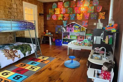 Image de Cozy 4-bedroom schoolhouse with large fenced playground and partial ocean views!