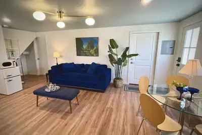 Image de Walk to Stadium, shops. Free parking. Fast wifi. With kitchenette