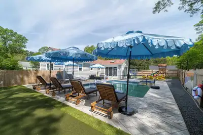 Image de 4-King Beds in Cape Cod Heated Pool Putting Green Game Room Speak Easy Skeeball