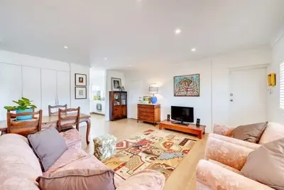 Image de Artsy apartment a stone's throw away from amenities and public transport