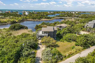 Image de Stunning home in Avon, Nc with Creek Views, Expansive desks and Full Kitchen