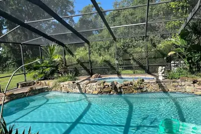 Charming 1-bedroom bungalow with WiFi and fitness room \nin Riverview