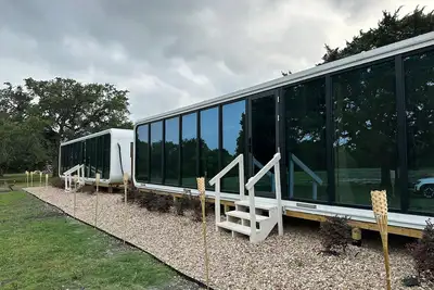 Image de Romantic Glamping Elon's Tiny house 2-bedroom, 2-Queen Beds in Flatonia