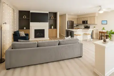 Image de 3br Townhome near Downtown Naperville  River Trail Access + Ev Charger