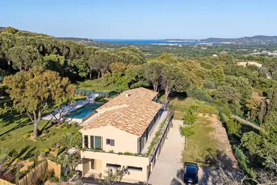 Image de Villa design de luxe avec piscine chauffée
