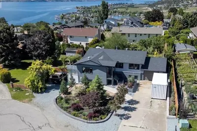 Image de Newly renovated 2-bedroom, 1 bathroom suite with private entrance