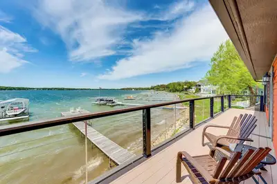 Image de Steps to Powers Lake: Wisconsin Family Home