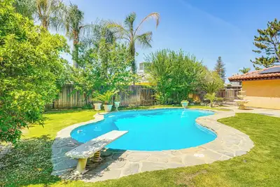 Image de 7 Mi to Dtwn: Poolside Paradise in Bakersfield!