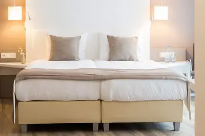 Image de Stylish Escape w/Spa Facilities, Onsite Dining | Near Nature Park & Local Scene