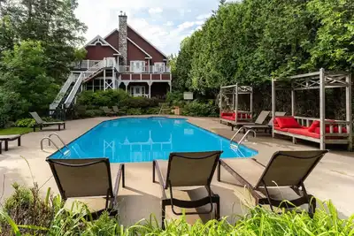 Image de Luxurious Nature Retreat | Scenic Haven Surrounded by Soothing Outdoor