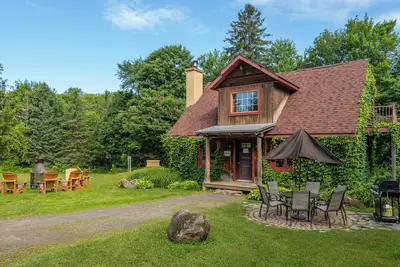 Image de Scenic Riverside Chalet Retreat w/Fireplace, Forest Views & Outdoor Activities