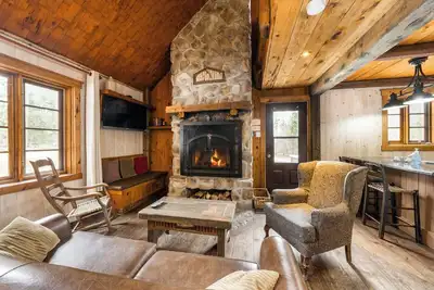 Image de Riverside Chalet w/Fireplace | Perfect Nature Trails, & Peaceful Vibes