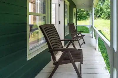 Image de Tranquil Getaway Near Nature Trails w/ Spa, Fireplace & Modern Amenities