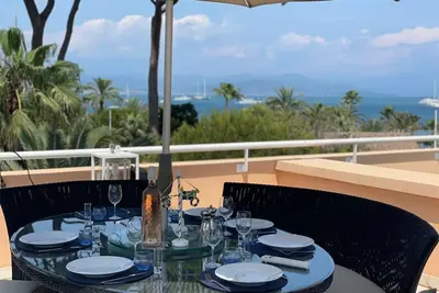 Image de 08. An exclusive apartment with terrace on Cap d’Antibes