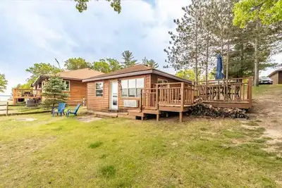 Image de Cozy 2-Bedroom Waterfront Cottage on Castle Rock Lake – Right Next to Shipwreck Bar & Grill