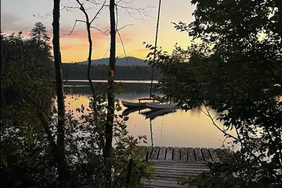 Image de Spacious 5-bedroom beautiful water view home with private boat dock steps away.