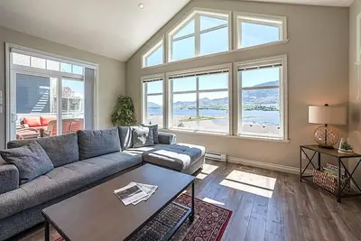 Image de Escape to this beautiful 4-bedroom retreat with amazing  Lake views