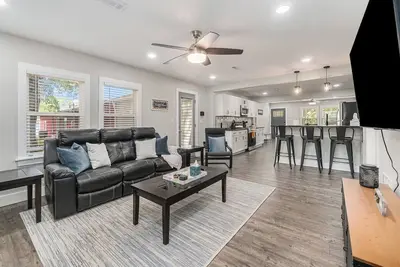 Image de 12m to Belton<br>Outdoor dining<br>Long Stays welcome<br>Huge fully stocked kitchen<br>Master Suite<br>On-site laundry<br>Utilities included<br>Fuller furnished<br>Natural light<br>Block out shades