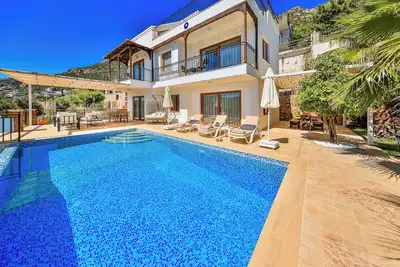 Image de Kalkan Merkezde sırtını yeşil doğaya dayamış Villa Değerli. . .