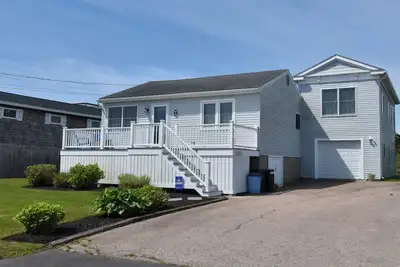 Image de Stones Throw from your Beach Access! - Updated 3 Bedroom - Beach Passes Included