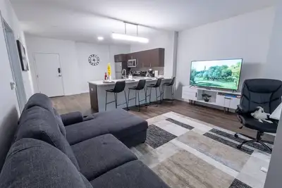 Image de Modern Downtown Condo • Walkable + Pool & Gym