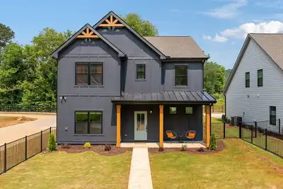 Image de GameDaze - New 4/3. 5 Bedroom House only 5 min  to LakePoint - Sleeps 14